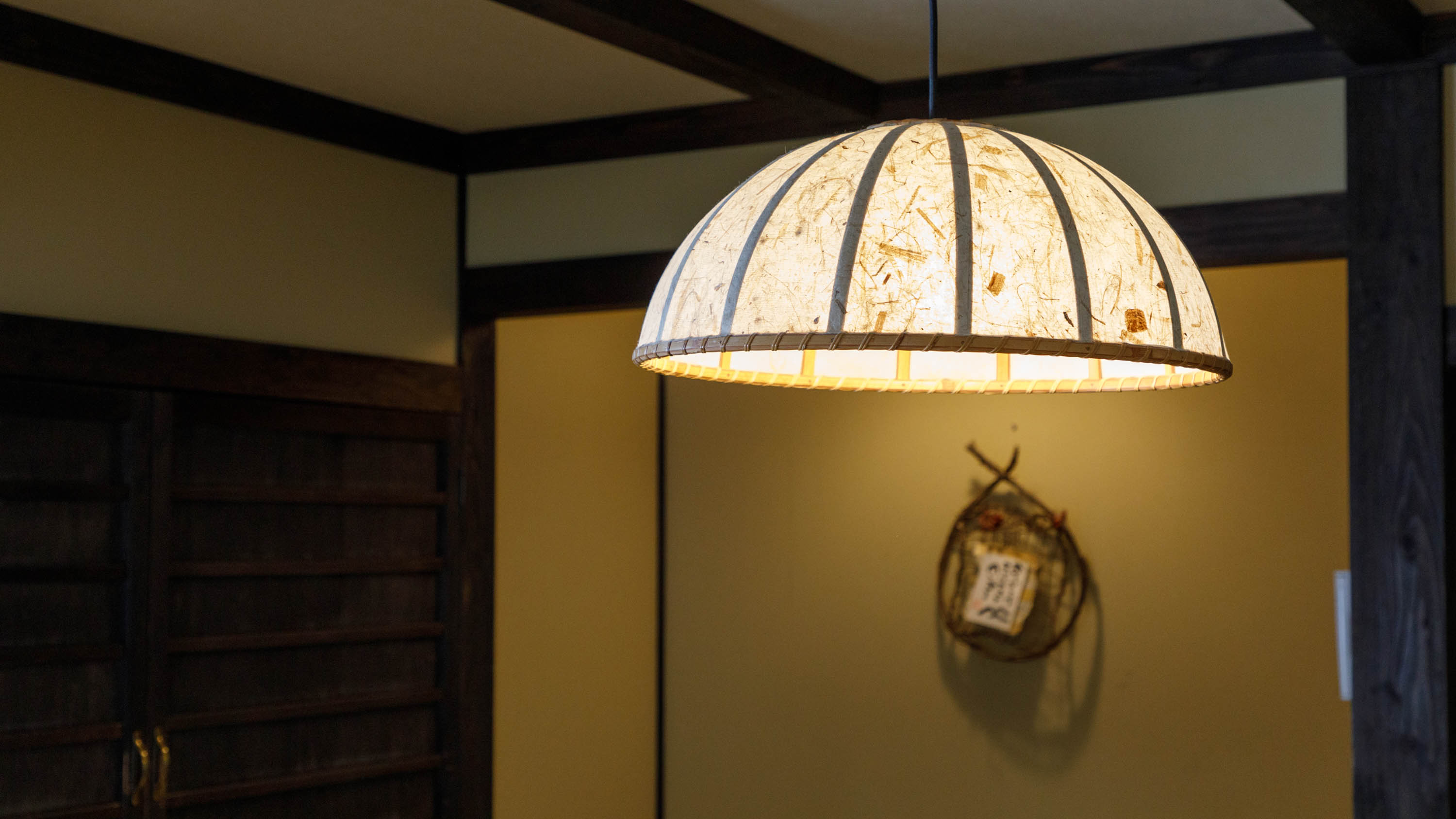 和紙の灯りがやさしく照らす空間