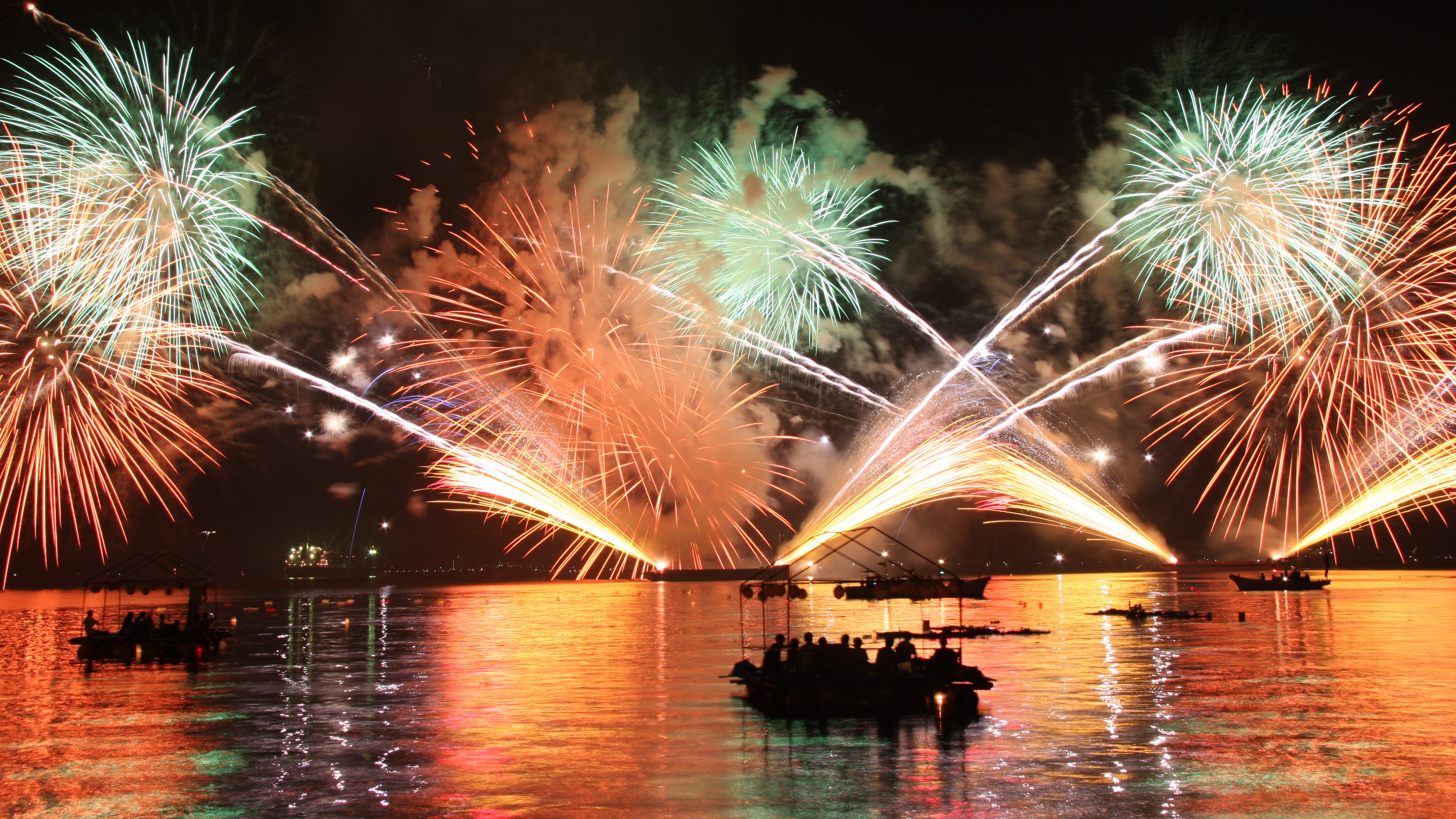 【８月１６日】宮津燈籠流し花火大会