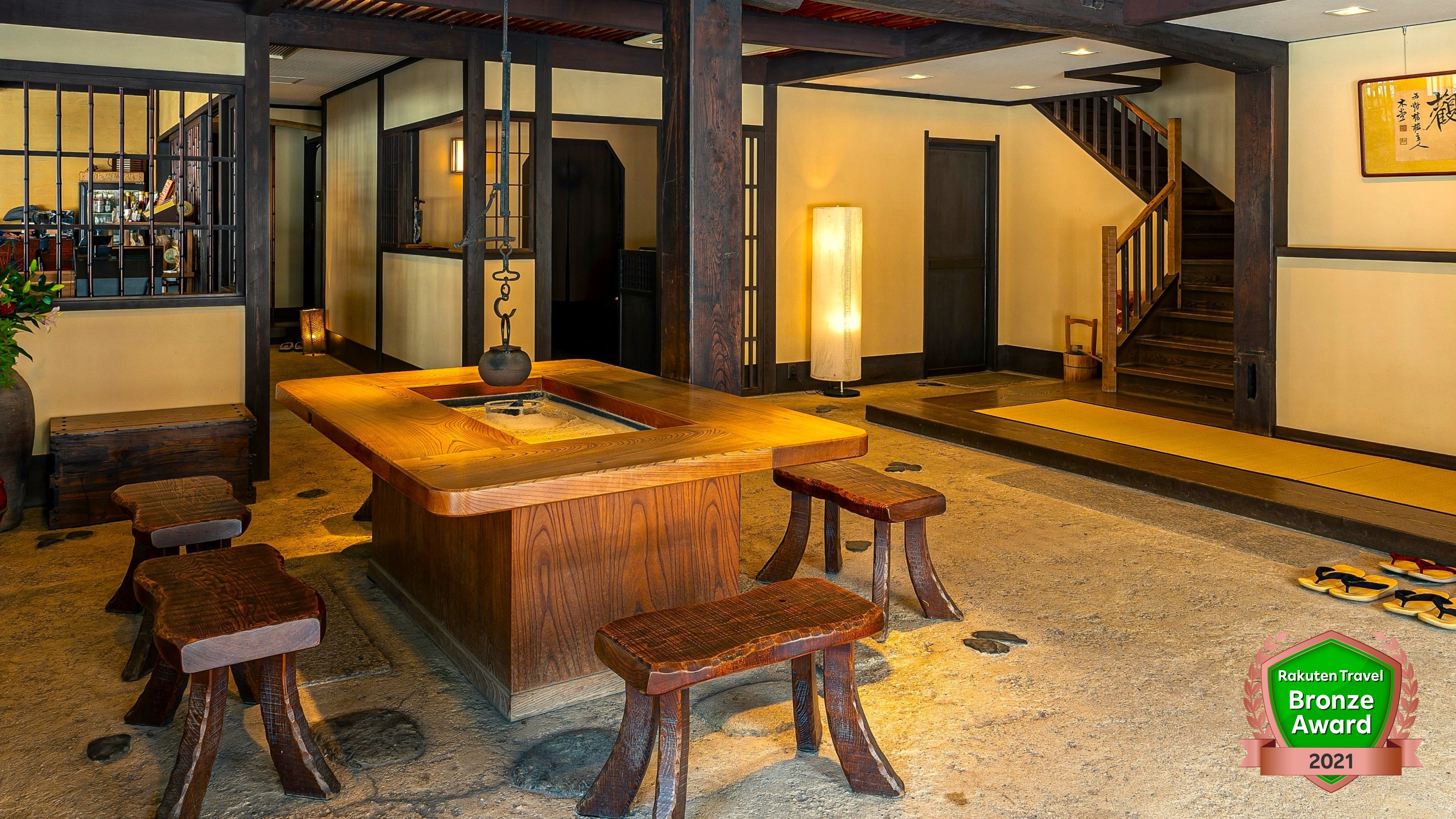 なんだか懐かしい。。大きな囲炉裏のロビーが温かくお出迎えします。