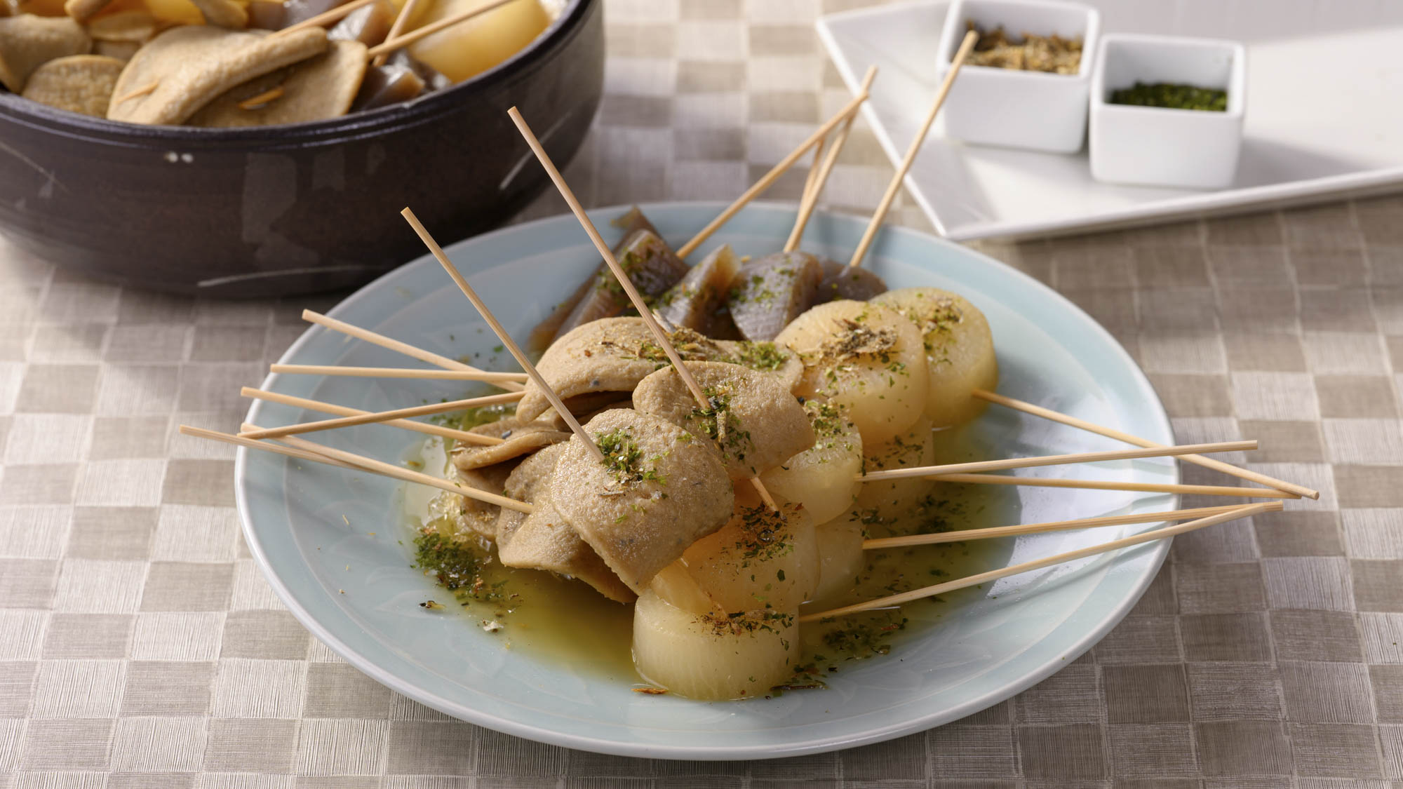 【浜松限定】静岡ならではの黒はんぺん入り"しぞーかおでん"に串を刺して本場の食べ方をお楽しみください