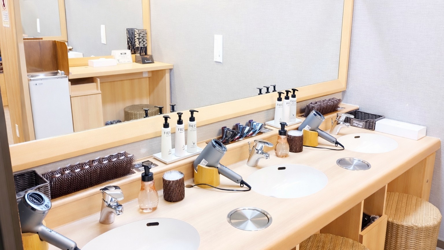 ■男性大浴場　洗面台3か所