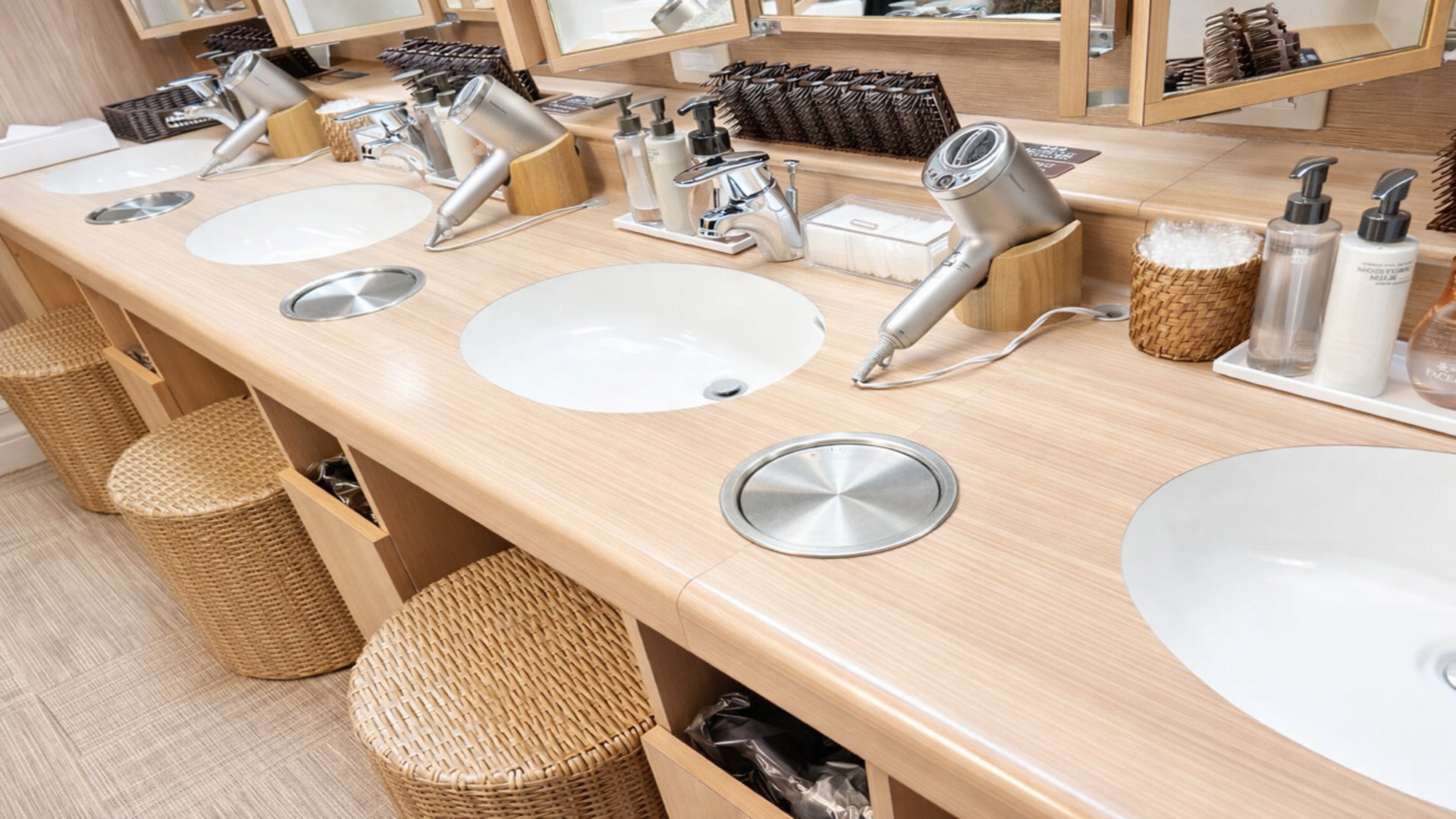 ■女性大浴場　洗面台4か所