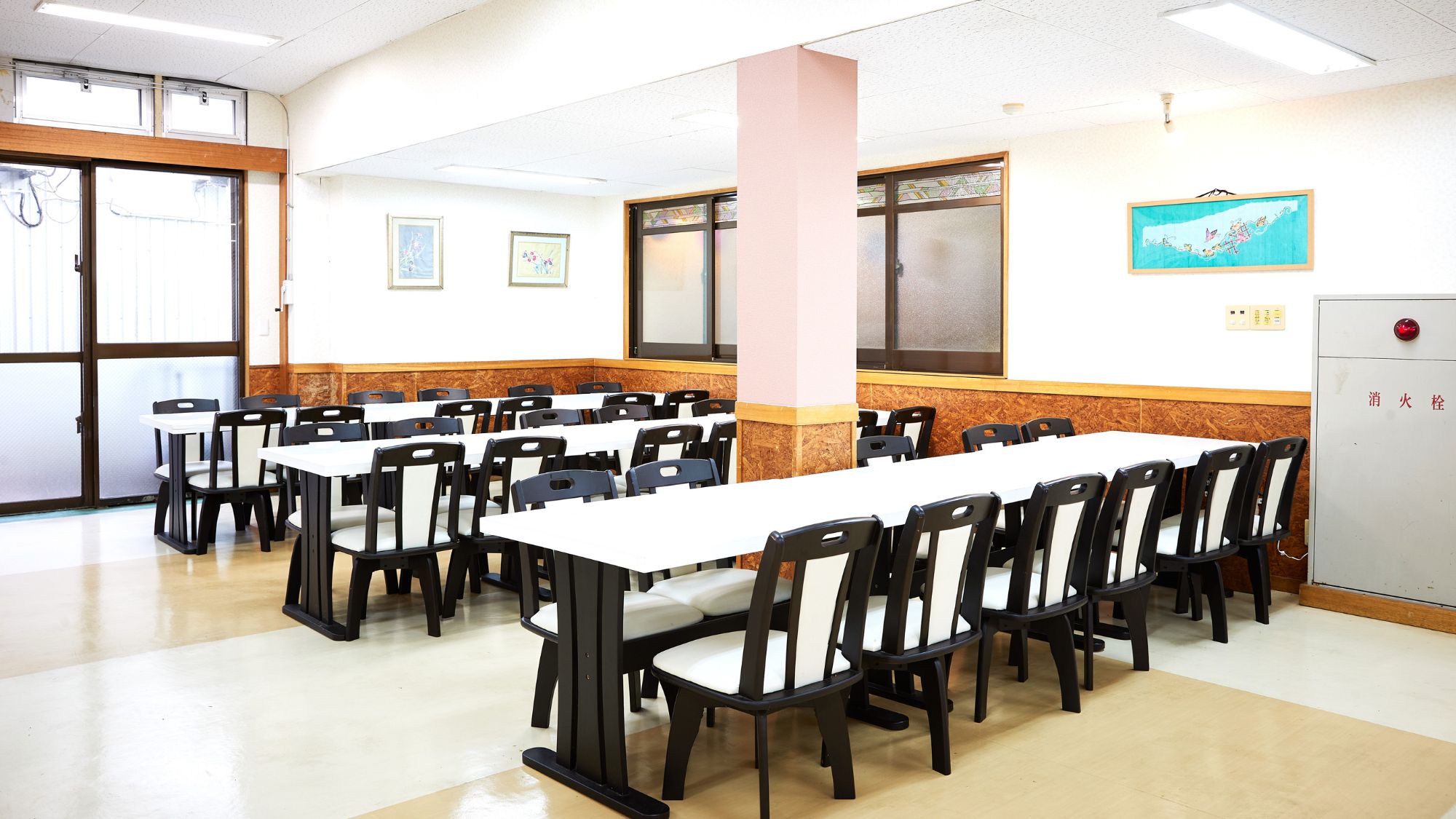 【朝食会場】多目的に使えるクリーンな会場。ミーティングを兼ねたお食事など柔軟に対応可能です。