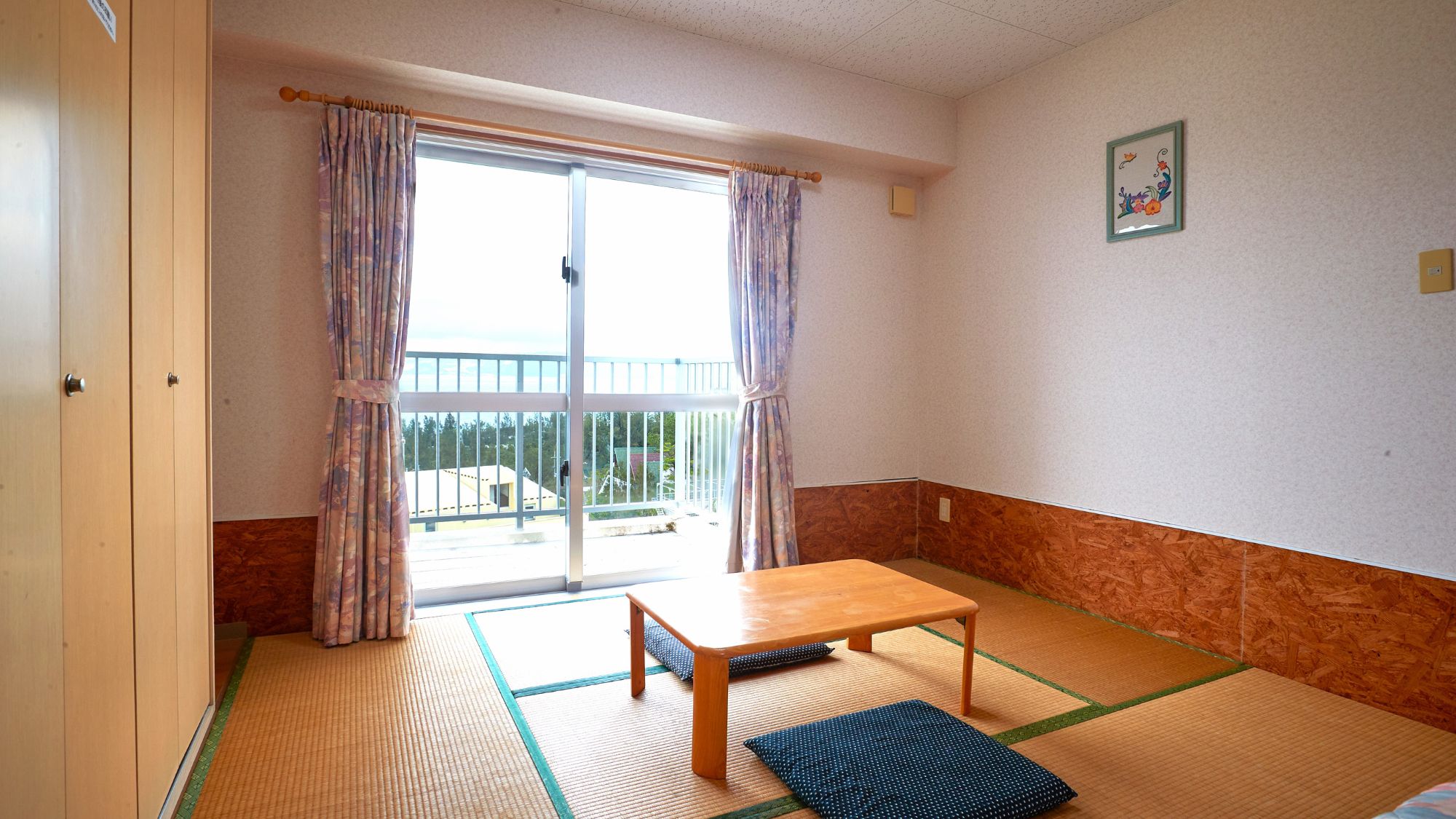 【和洋室アネックス館】6畳の和室スペースあり。海を眺めながら団らんを