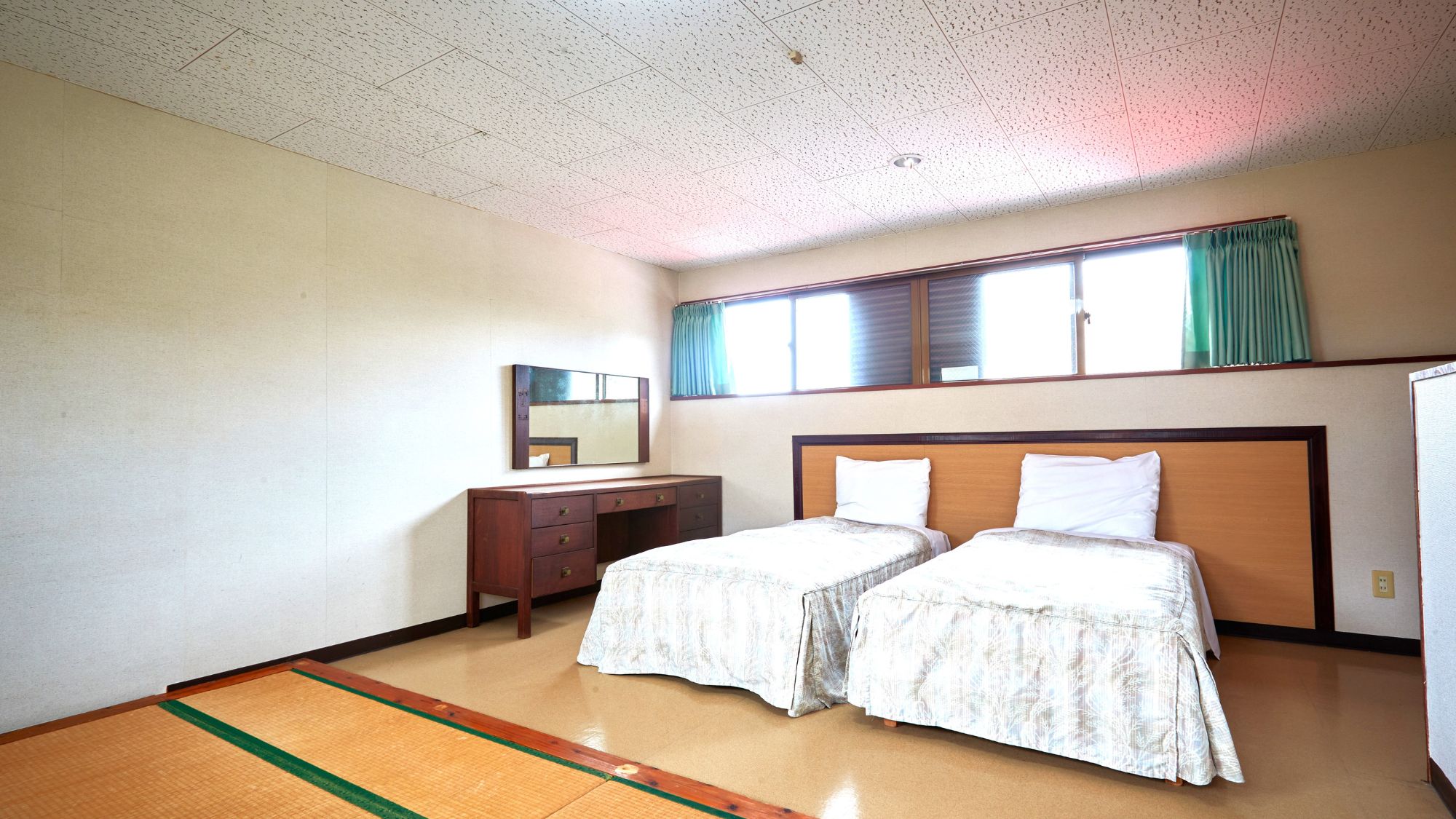 【コテージわんにゃん棟】明るい光が差し込む和洋室。ペットも喜ぶゆとりの空間設計