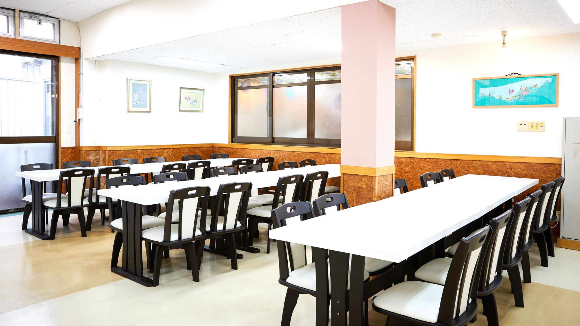 【朝食会場】広々としたレイアウトで移動もスムーズ。団体旅行の食事時間を快適にサポートします。