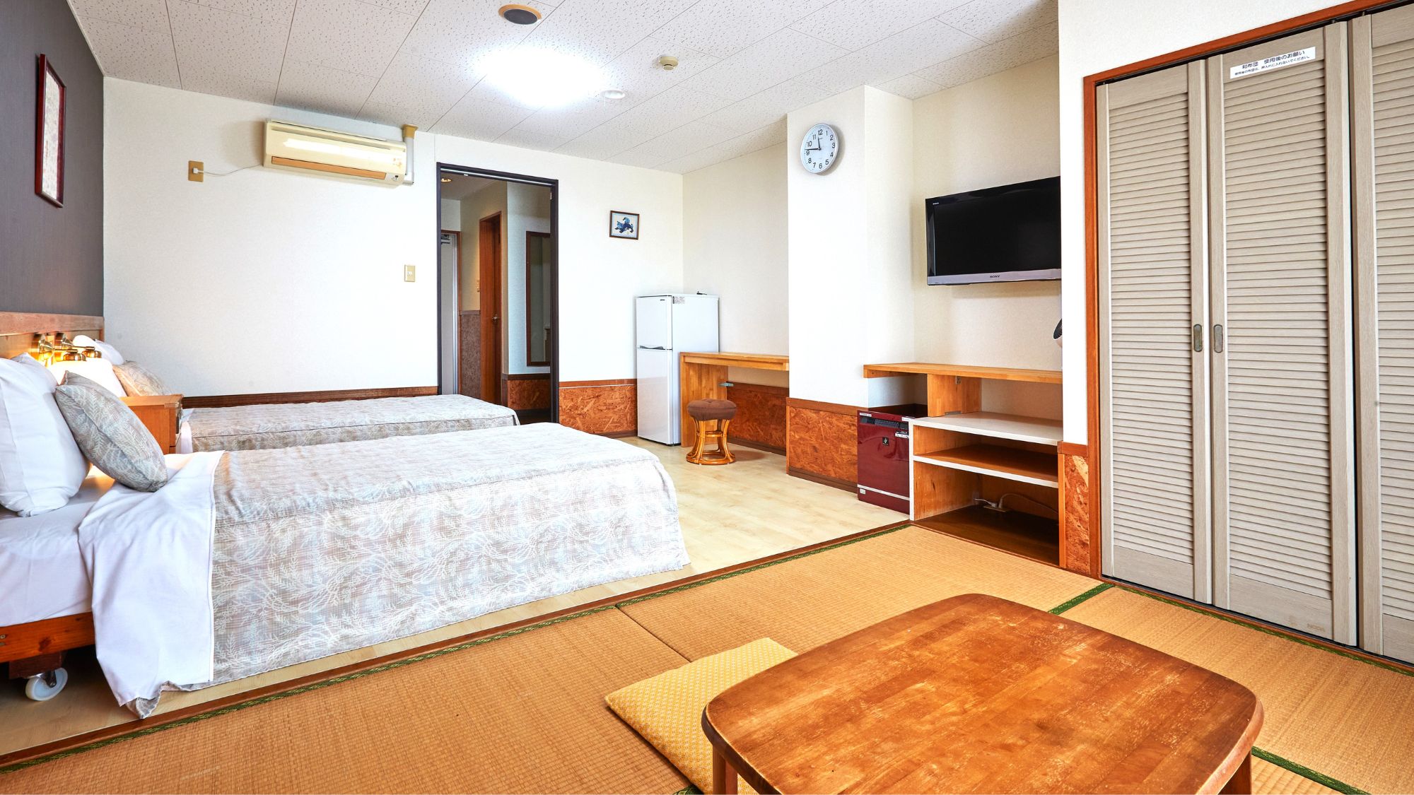 【和洋室（本館）】3名以上は和室にお布団を。夜は畳の上でわいわい団らん