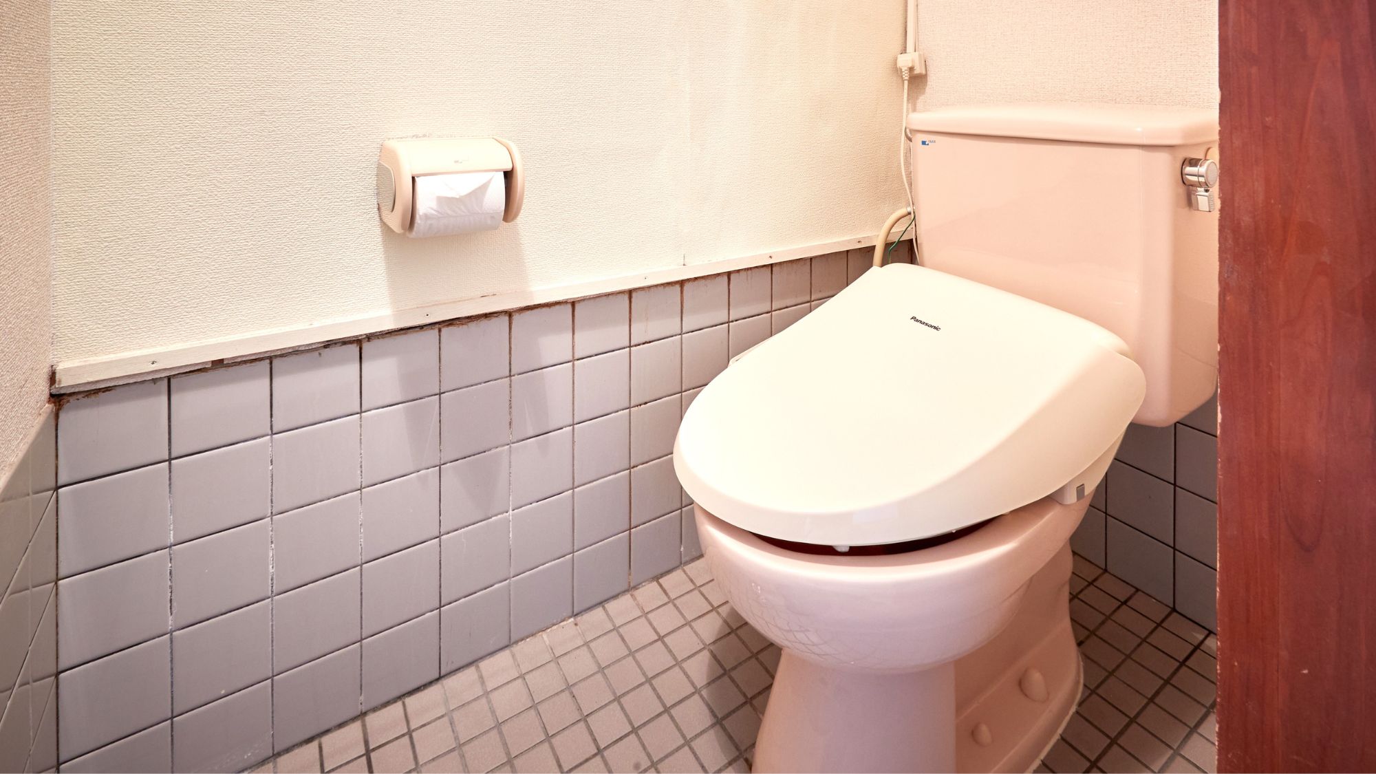 【コテージわんにゃん棟】温水洗浄便座完備のトイレ。明るく清潔な空間で安心の滞在を