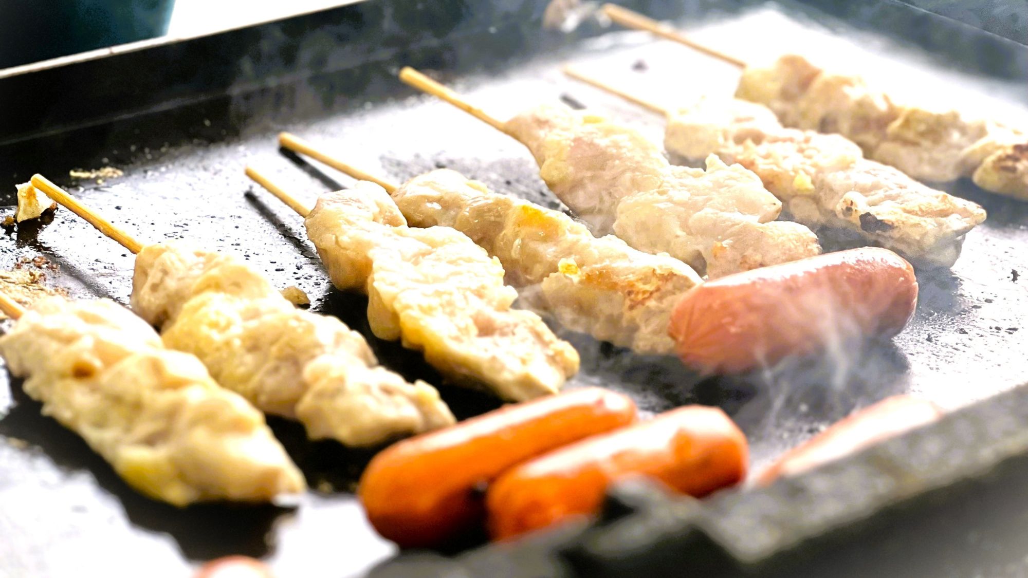 【BBQ】香ばしい香りが食欲をそそるBBQ！ジューシーな串焼きやソーセージを熱々で堪能。