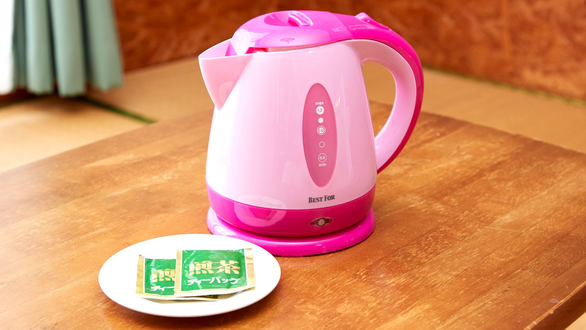 【電子ケトル】温かいお茶で一息。ケトルやティーセットも全室にご用意。
