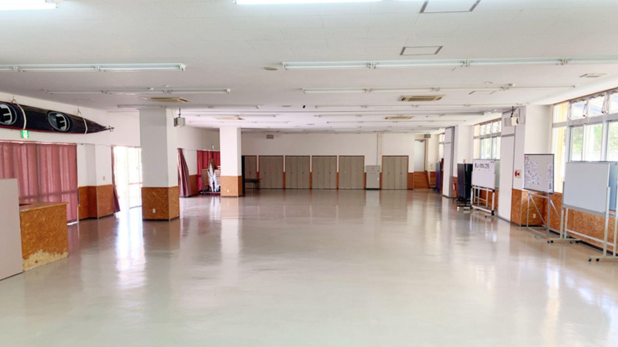 【本館 多目的ホール】大人数でも余裕の広大スペース！レクリエーションや朝礼に最適。