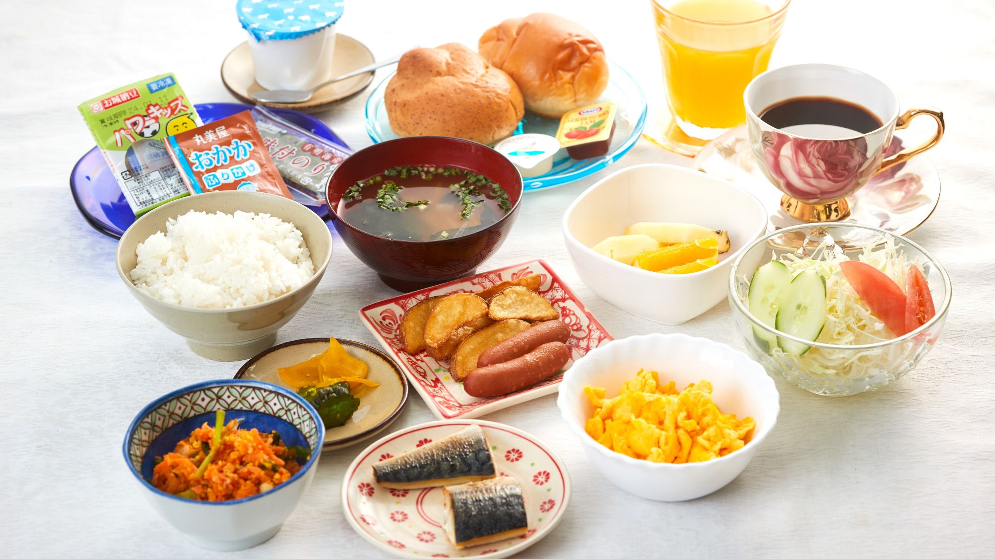 【朝食】彩り豊かな朝食バイキング。日差しを感じる開放的な空間で、お好みのメニューをどうぞ。