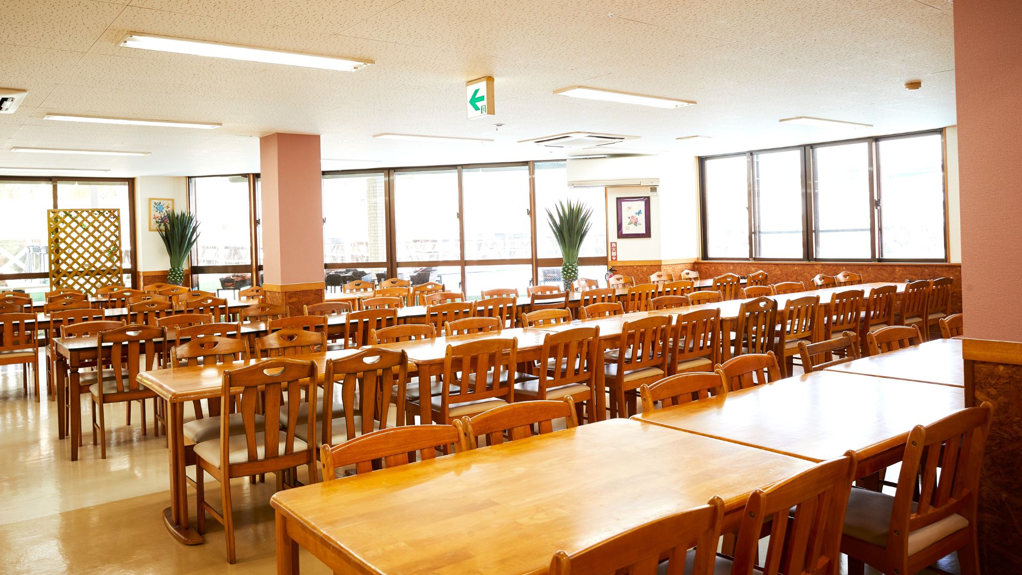 【朝食会場】木の温もりあふれる広々としたレストラン。一日の活力を作る美味しい朝食をこちらで。