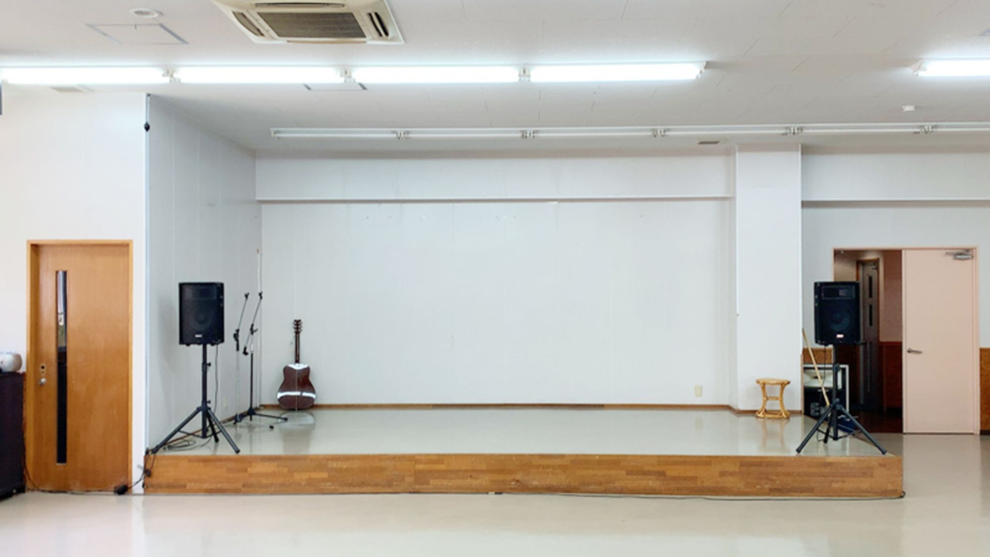 【本館 多目的ホール】ステージ・音響設備完備。発表会やイベント、室内競技にも対応。
