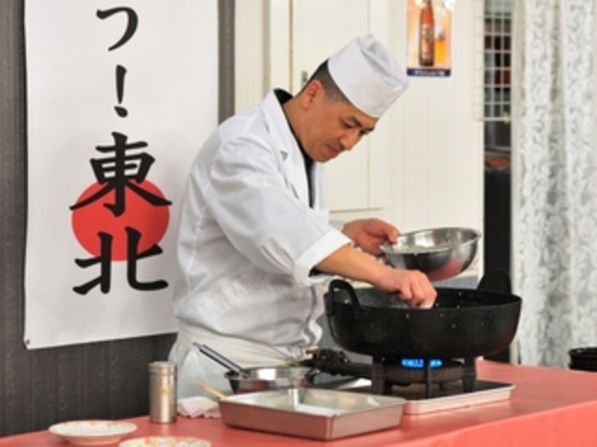 お食事会場で天ぷらを揚げます