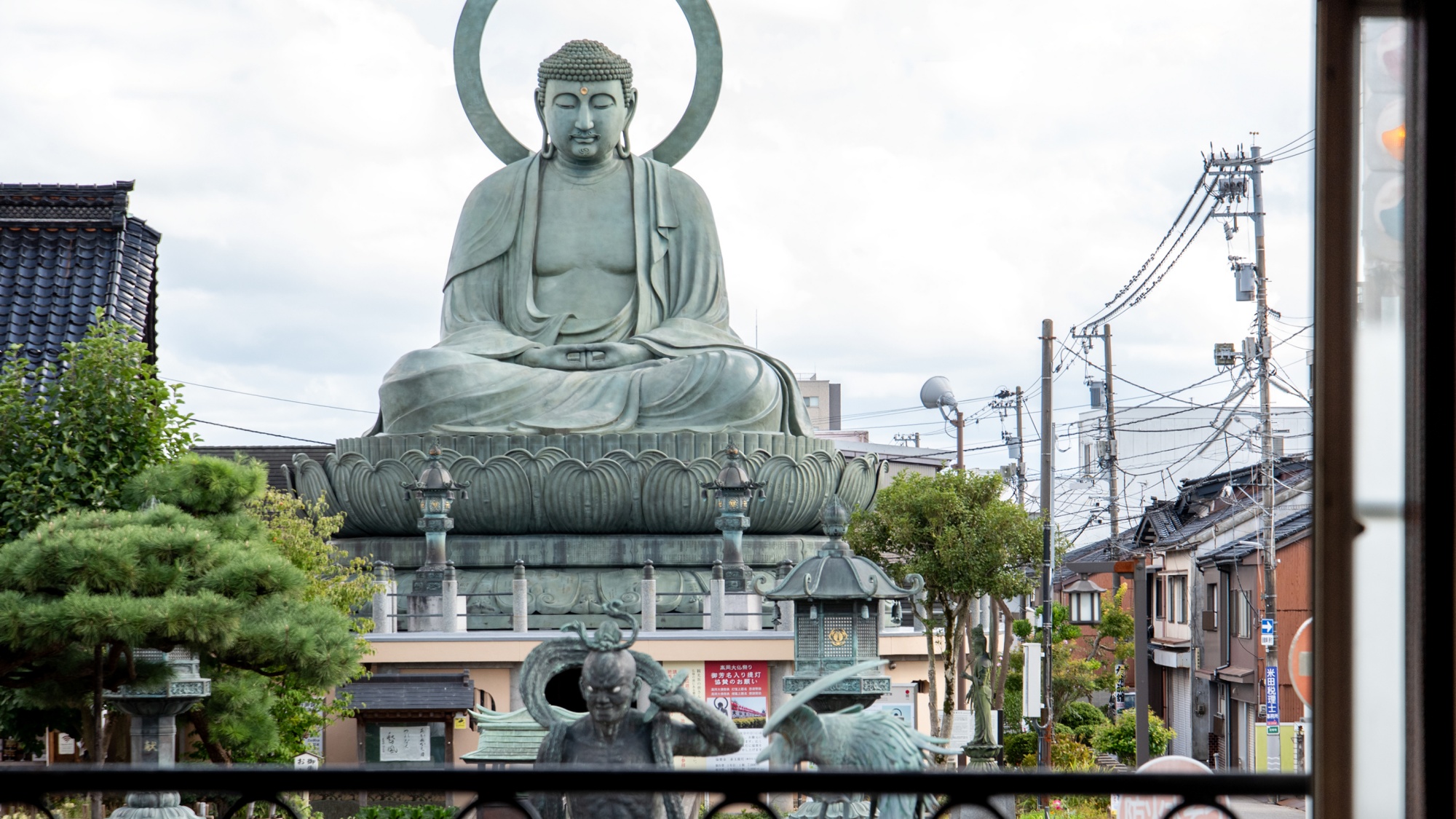 *【高岡大仏様正面 2間続き和室23畳】お部屋の窓から望む高岡大仏様