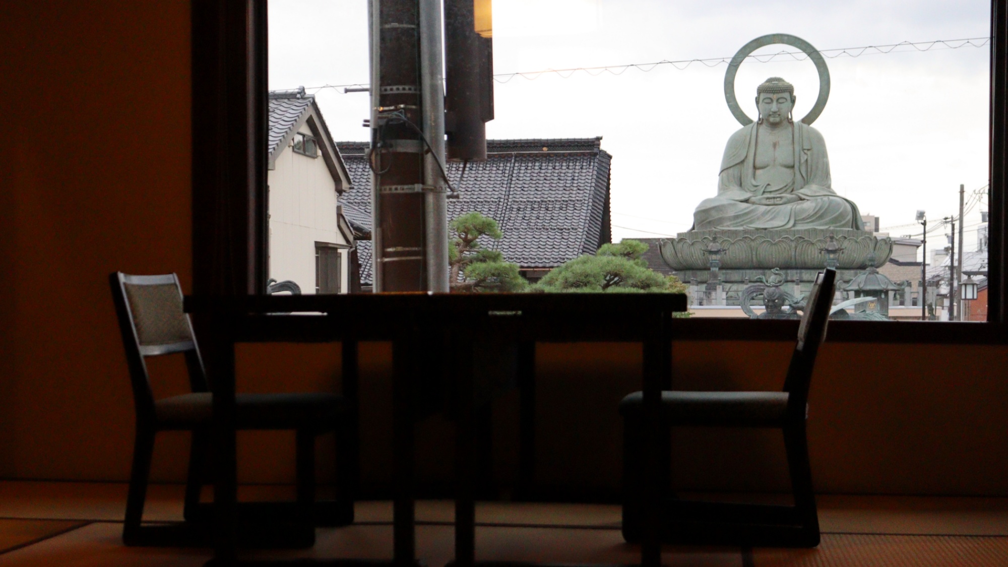 *【高岡大仏様正面 2間続き和室23畳】高岡大仏様を正面に拝する当館唯一の特別な客室