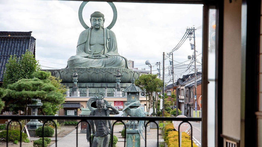 *宴会場からも高岡大仏様が眺められます。