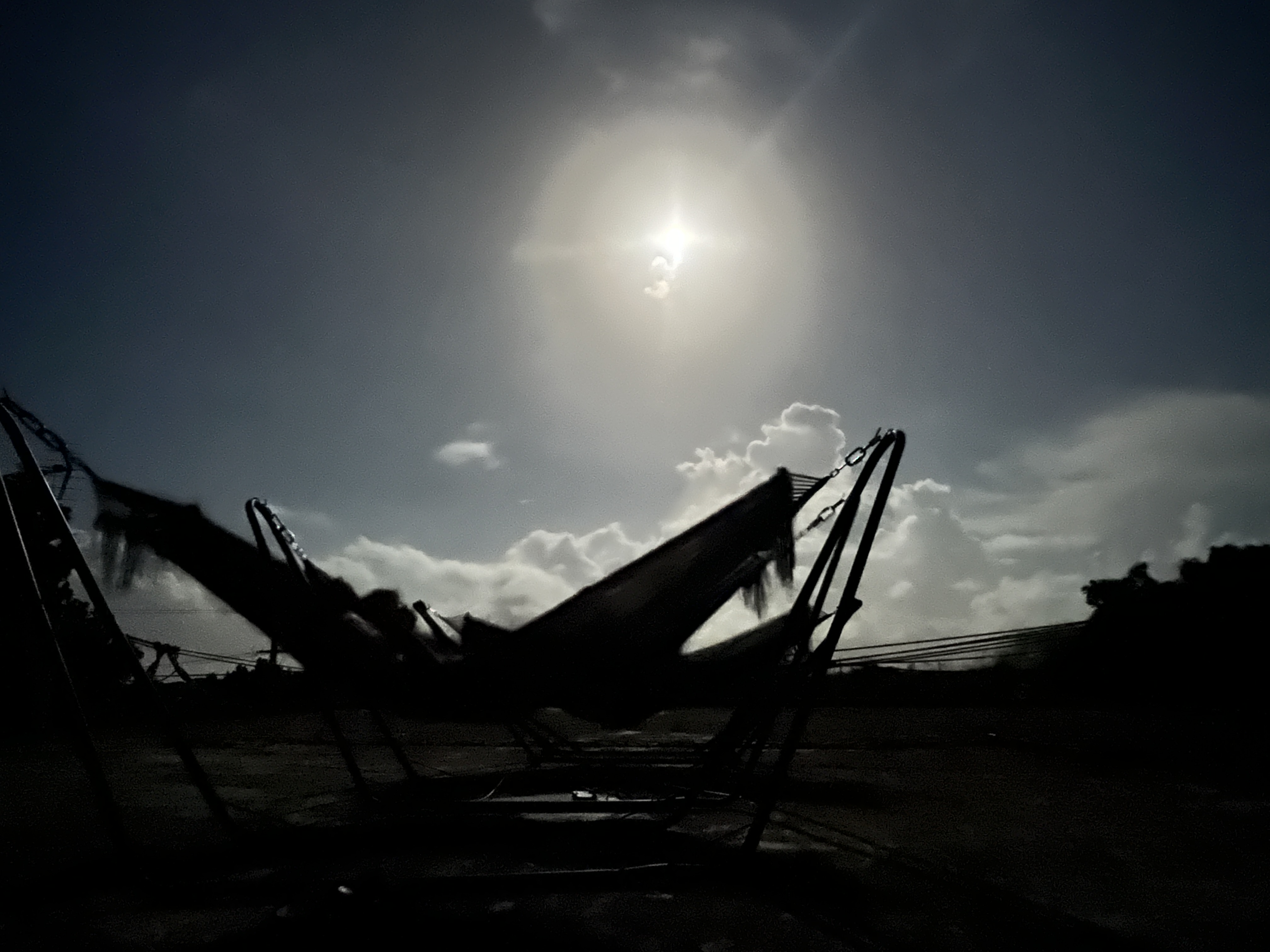  夜空の下でハンモック