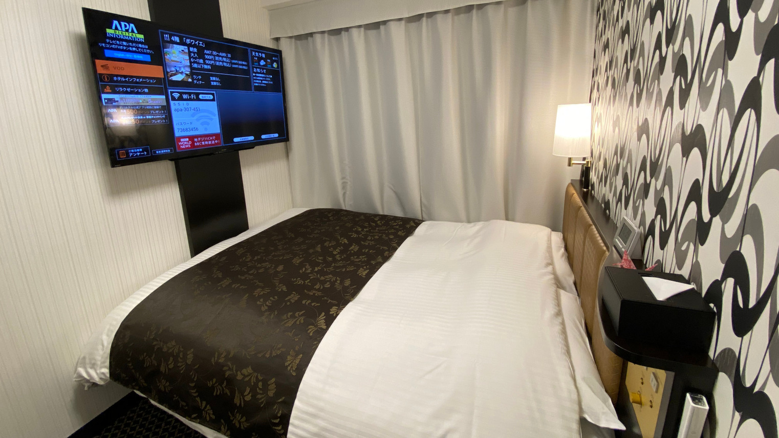 客室（ダブル）広さ10㎡／ベッド1台（140㎝幅タイプ）