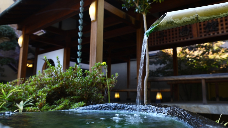 ◇玄関に湧く自家源泉。湯の花をご覧いただける日も。