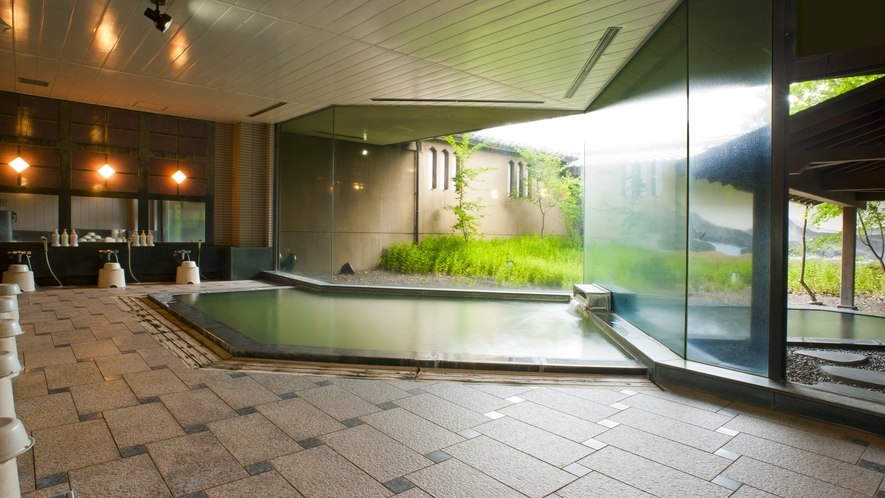◇【須磨子の湯】大きなガラス越しに庭園と滝を望む、御婦人大浴場。
