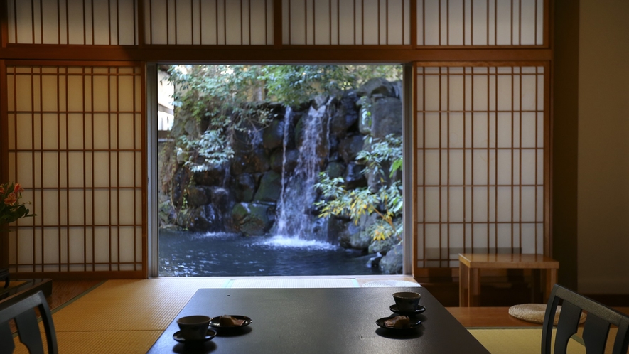 ◇【清流閣・行雲閣】中庭を望むお部屋からは、滝の流れる池をご覧いただけます。