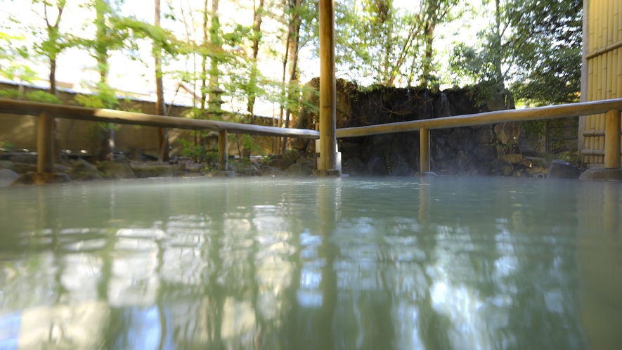 ◇【聴瀧の湯】溢れた温泉が流れ込む池と庭に囲まれた露天です。