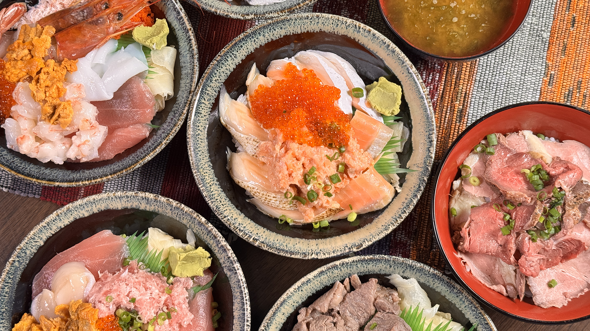 【お料理】  海鮮丼・肉丼各種をご準備 