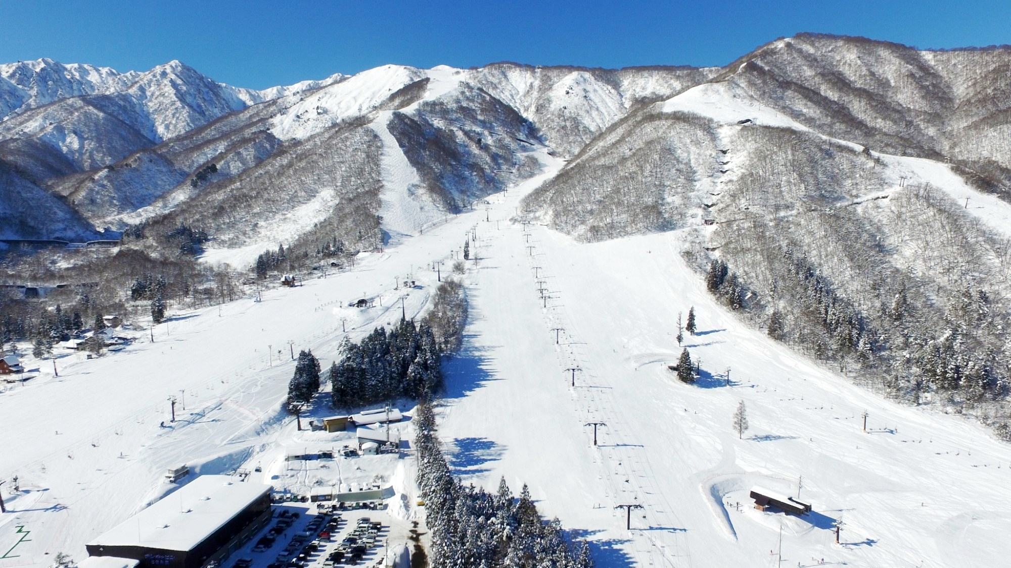 白馬五竜スキー場　当館はシャトルバス乗り場目の前！＂とおみゲレンデ＂ まで徒歩7分