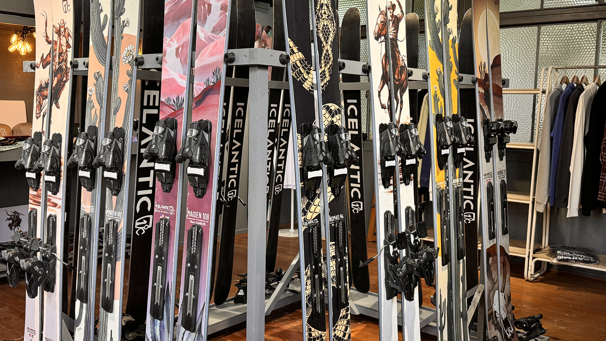 【ショップ】 icelanticskis：敷地隣接のショップで、今季モデルのスキーをレンタル可能