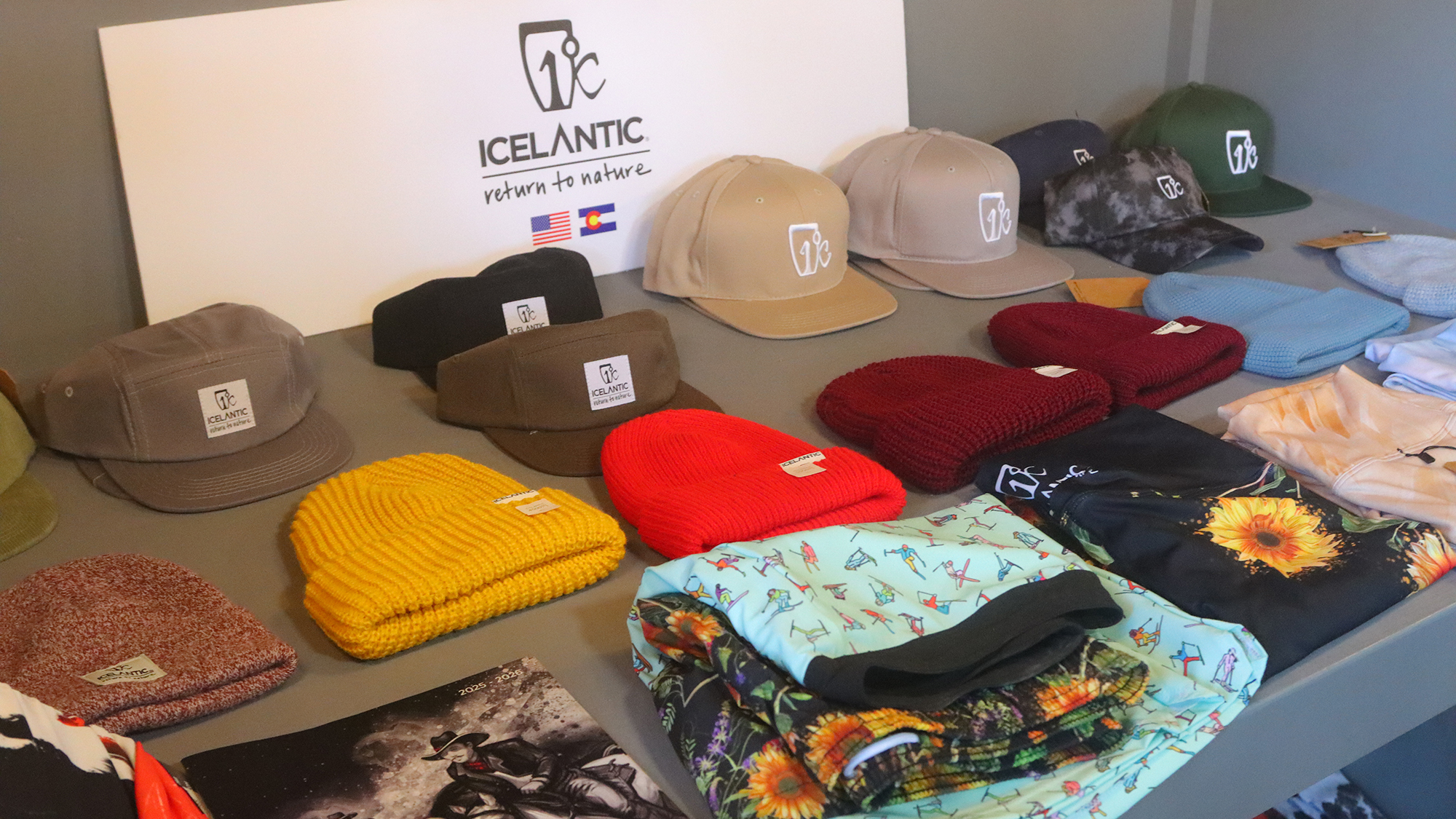 【ショップ】 icelanticskis：敷地隣接のショップで、今季モデルのスキーをレンタル可能