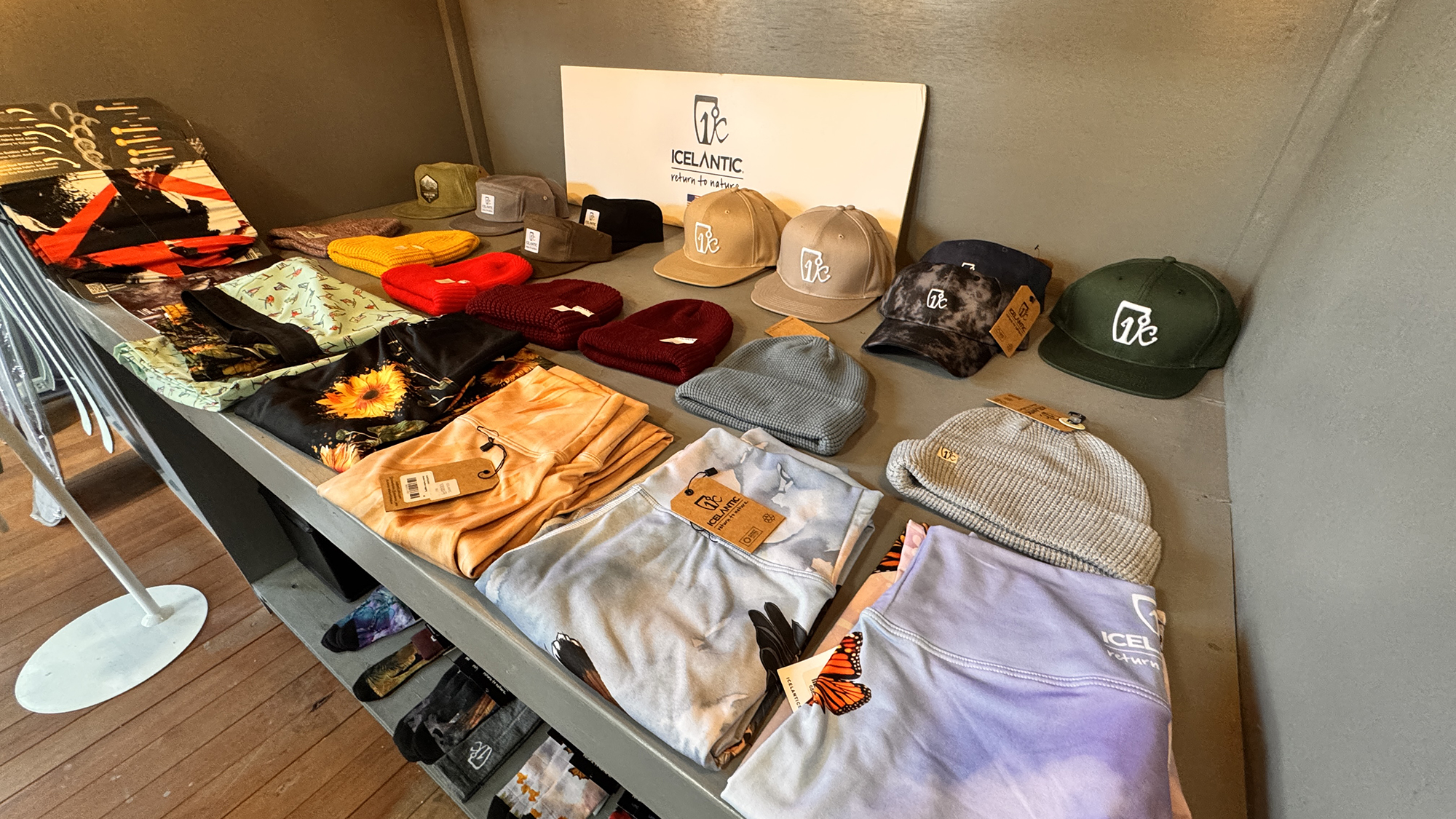 【ショップ】 icelanticskis：敷地隣接のショップで、今季モデルのスキーをレンタル可能