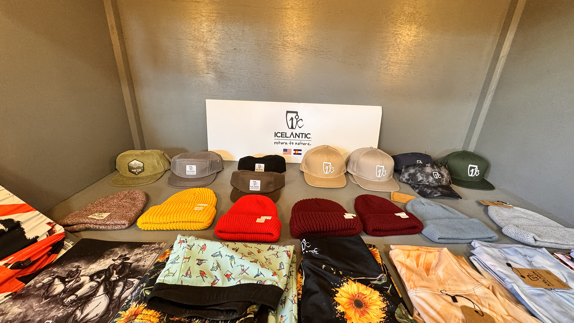 【ショップ】 icelanticskis：敷地隣接のショップで、今季モデルのスキーをレンタル可能