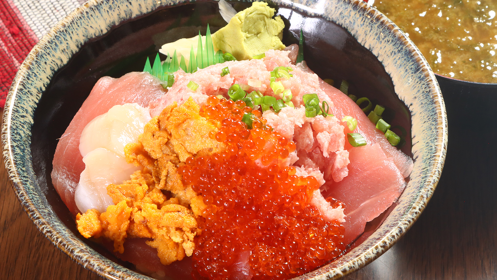 【お料理】  海鮮丼・肉丼各種をご準備 