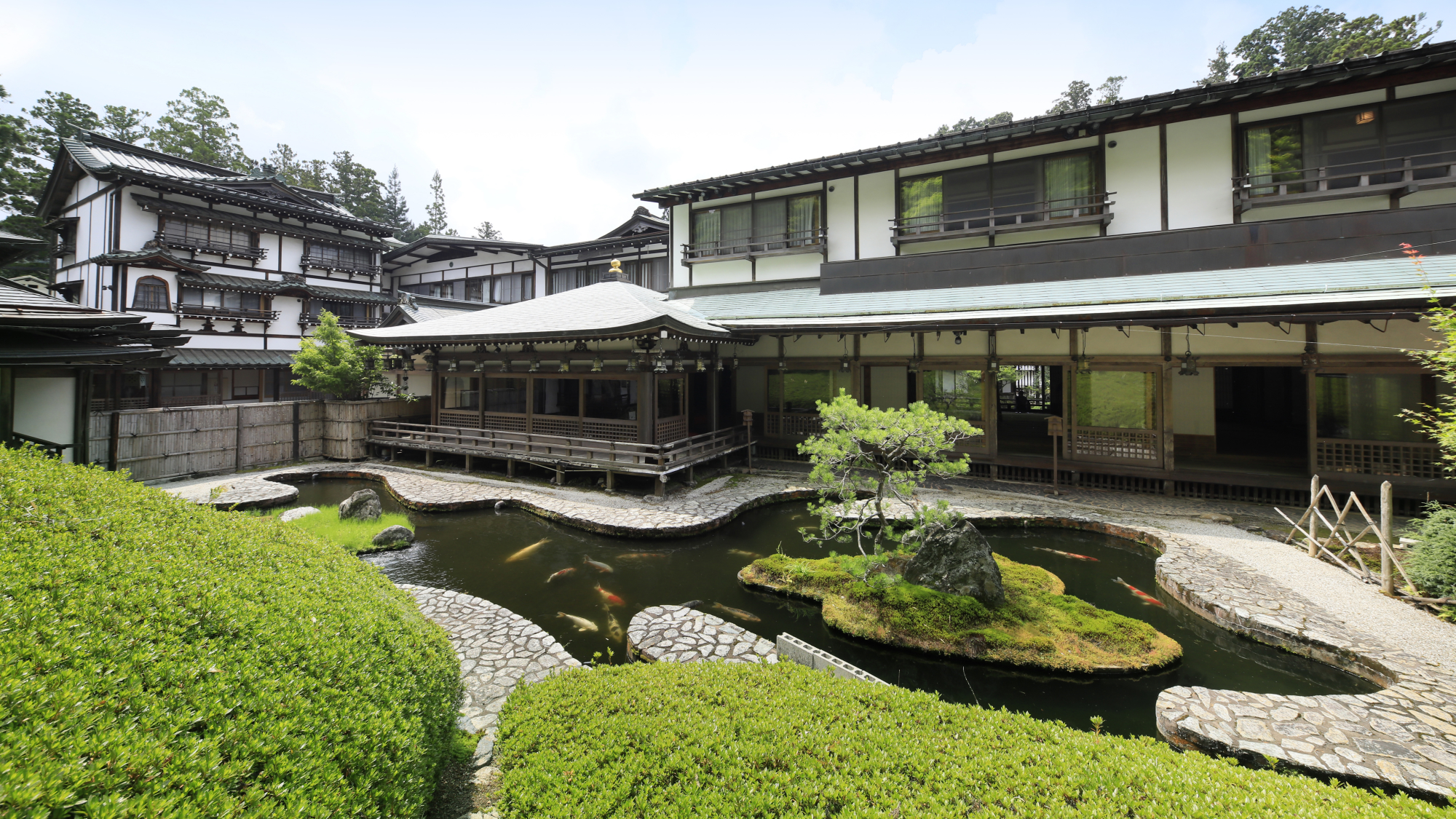 登仙庭｜龍門瀑（龍門の滝）を模した庭です。