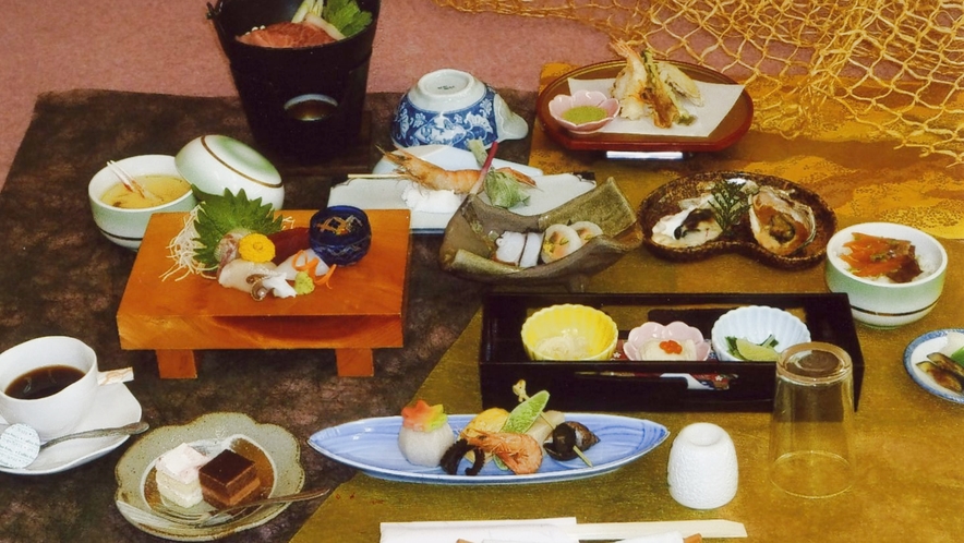 *夕食一例:瀬戸内の鮮魚と吟味した食材をふんだんに使用した会席コース