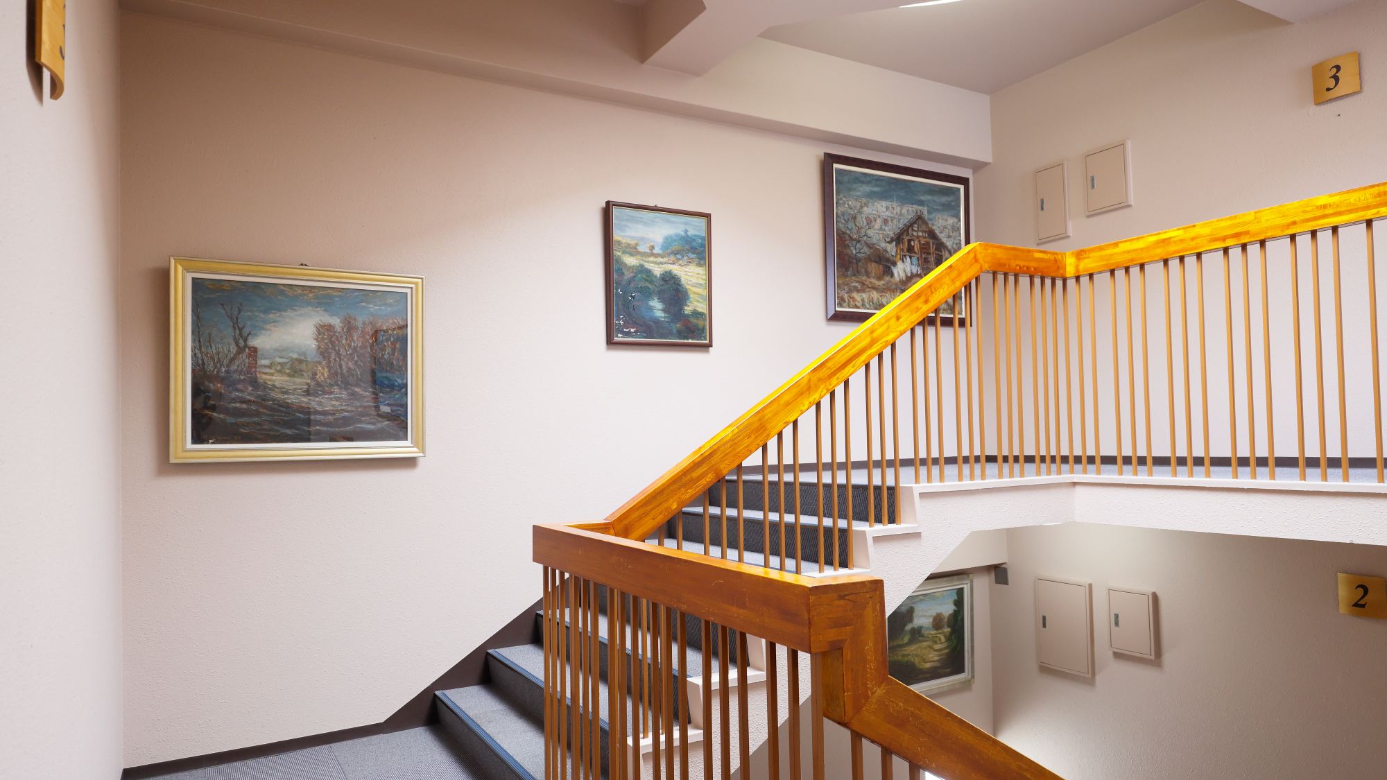 *【館内】申し訳ございませんがエレベーターがございませんのでこちらの階段をご利用ください。