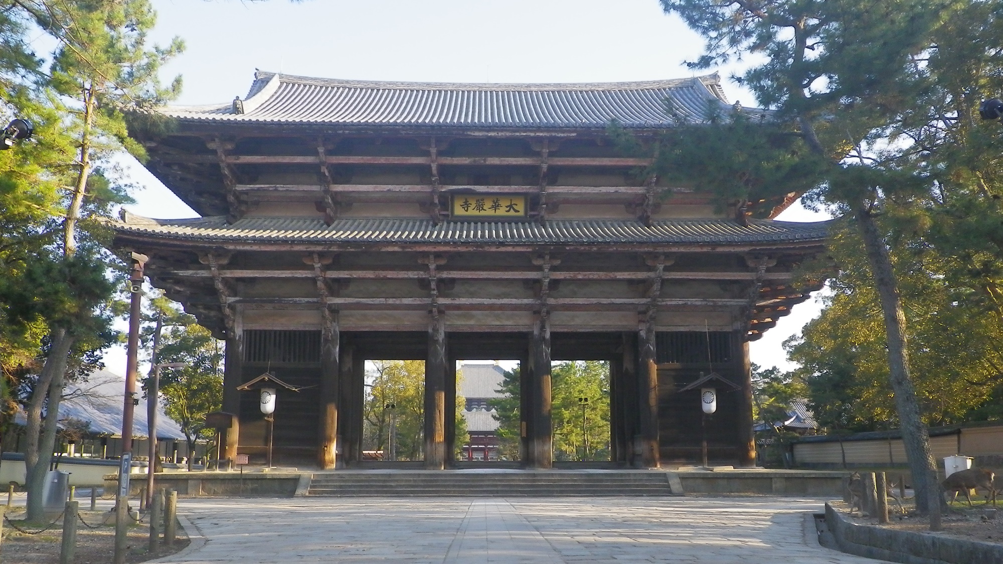 *周辺スポット：東大寺南大門（東大寺まで徒歩5分）