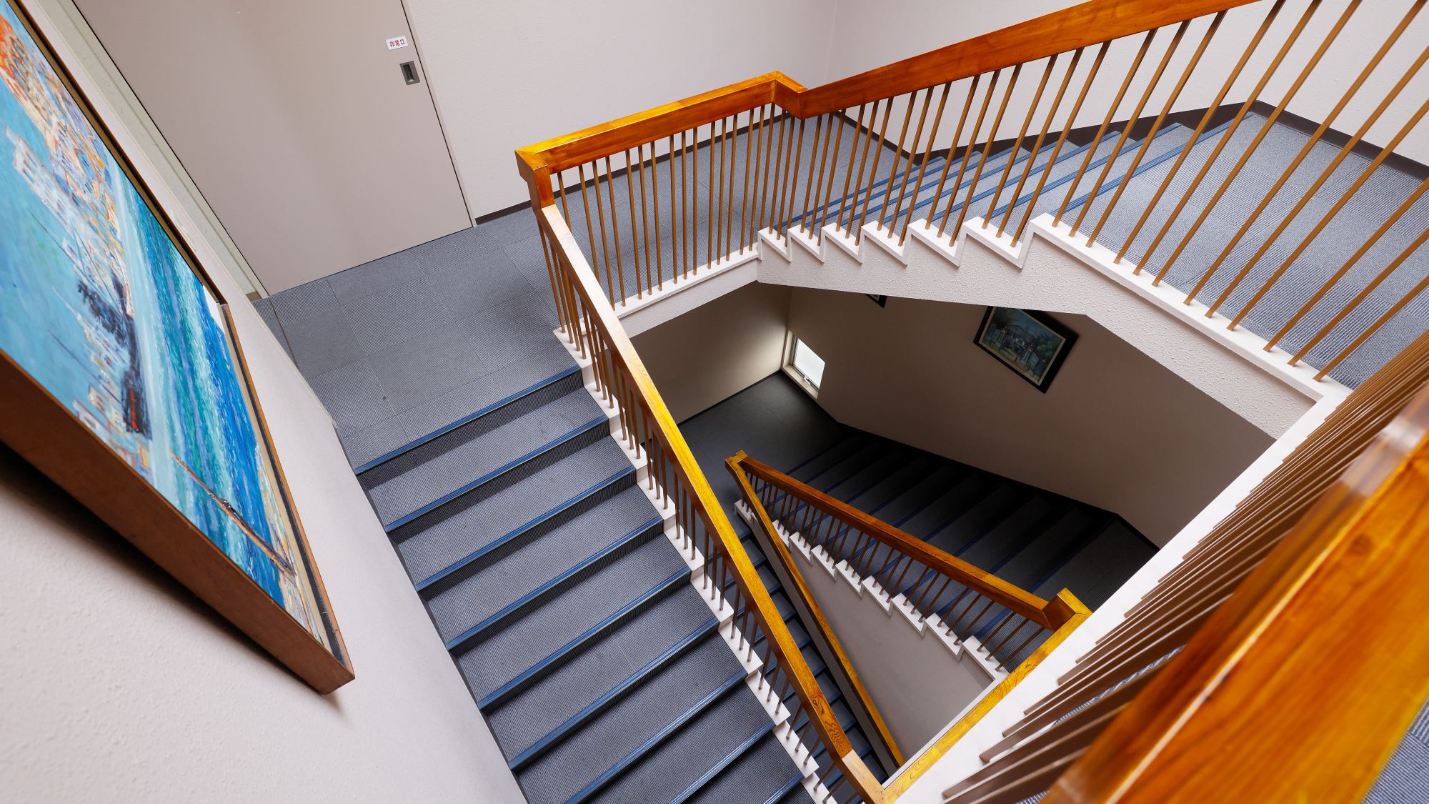 *【館内】申し訳ございませんがエレベーターがございませんのでこちらの階段をご利用ください。