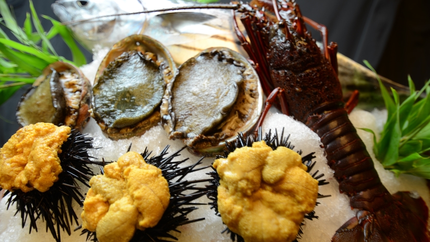 *【お食事一例】美乃島ならではの、贅を尽くした豪華海鮮料理をお楽しみいただけます。