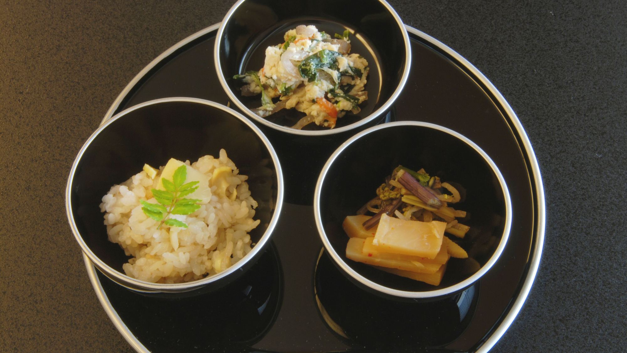 *【料理一例】旬の味覚を少しずつ。まごころ込めてご用意しています。