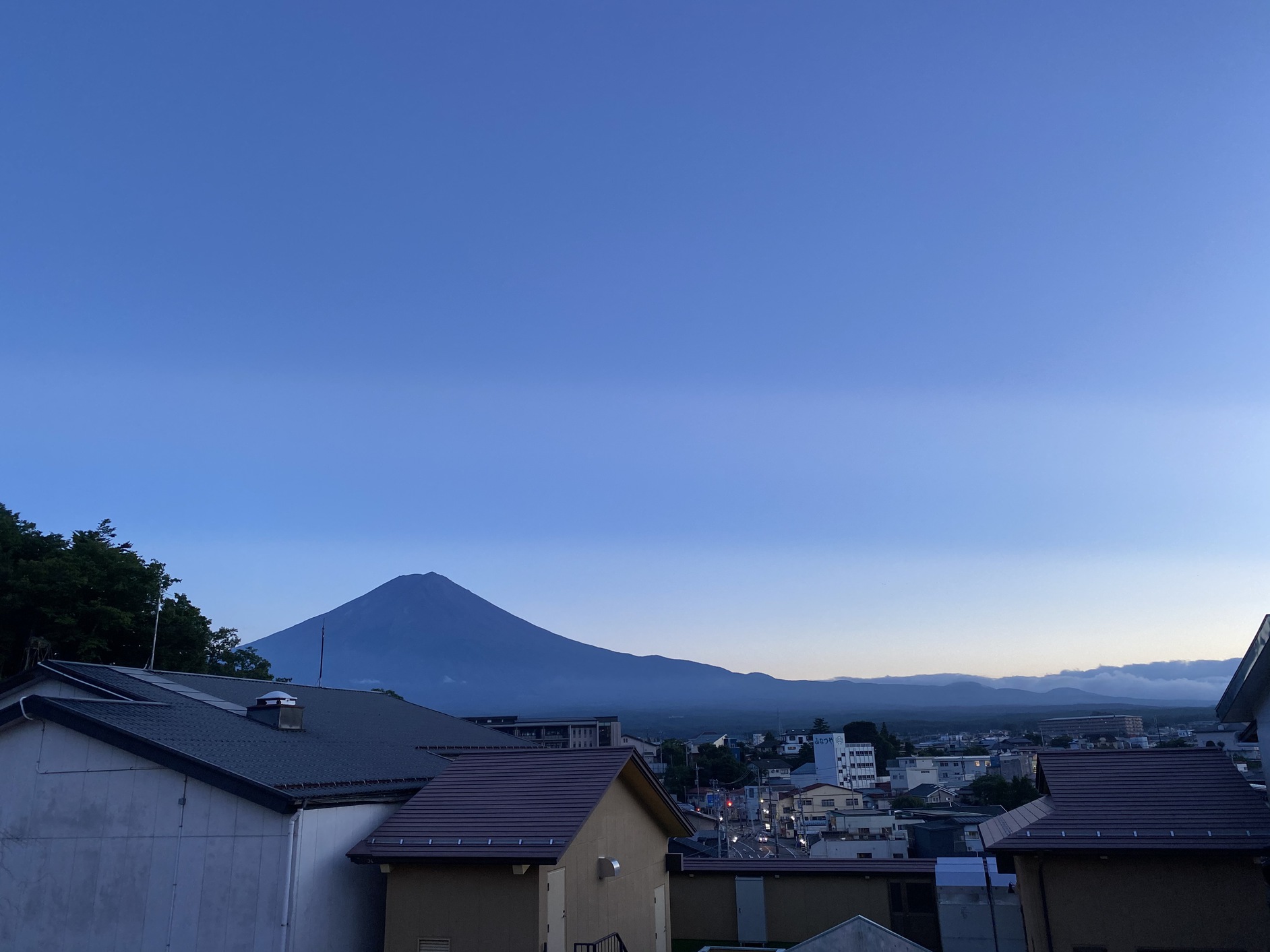 7階　湯上り処より望む夕方の富士山