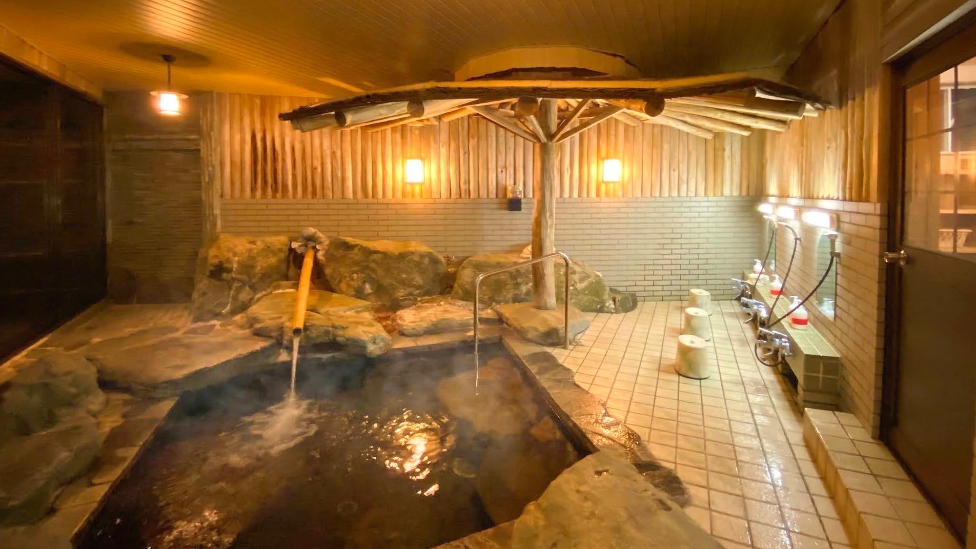 ・【岩風呂】ミネラル豊富な湧水を沸かしたお湯を使用（女湯）