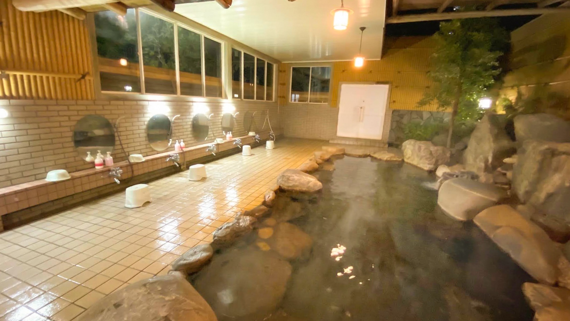 ・【岩風呂】ミネラル豊富な湧水を沸かしたお湯を使用（男湯）