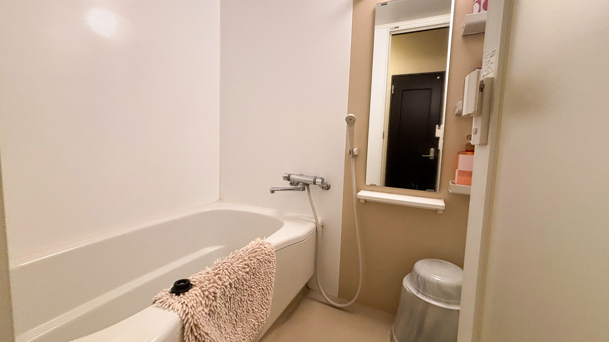 ・【I　新館3F　ツインベッドルーム＋和室】大きめの浴槽でゆっくりと疲れをお取りください