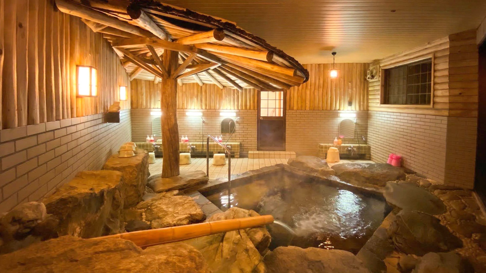 ・【岩風呂】ミネラル豊富な湧水を沸かしたお湯を使用（女湯）