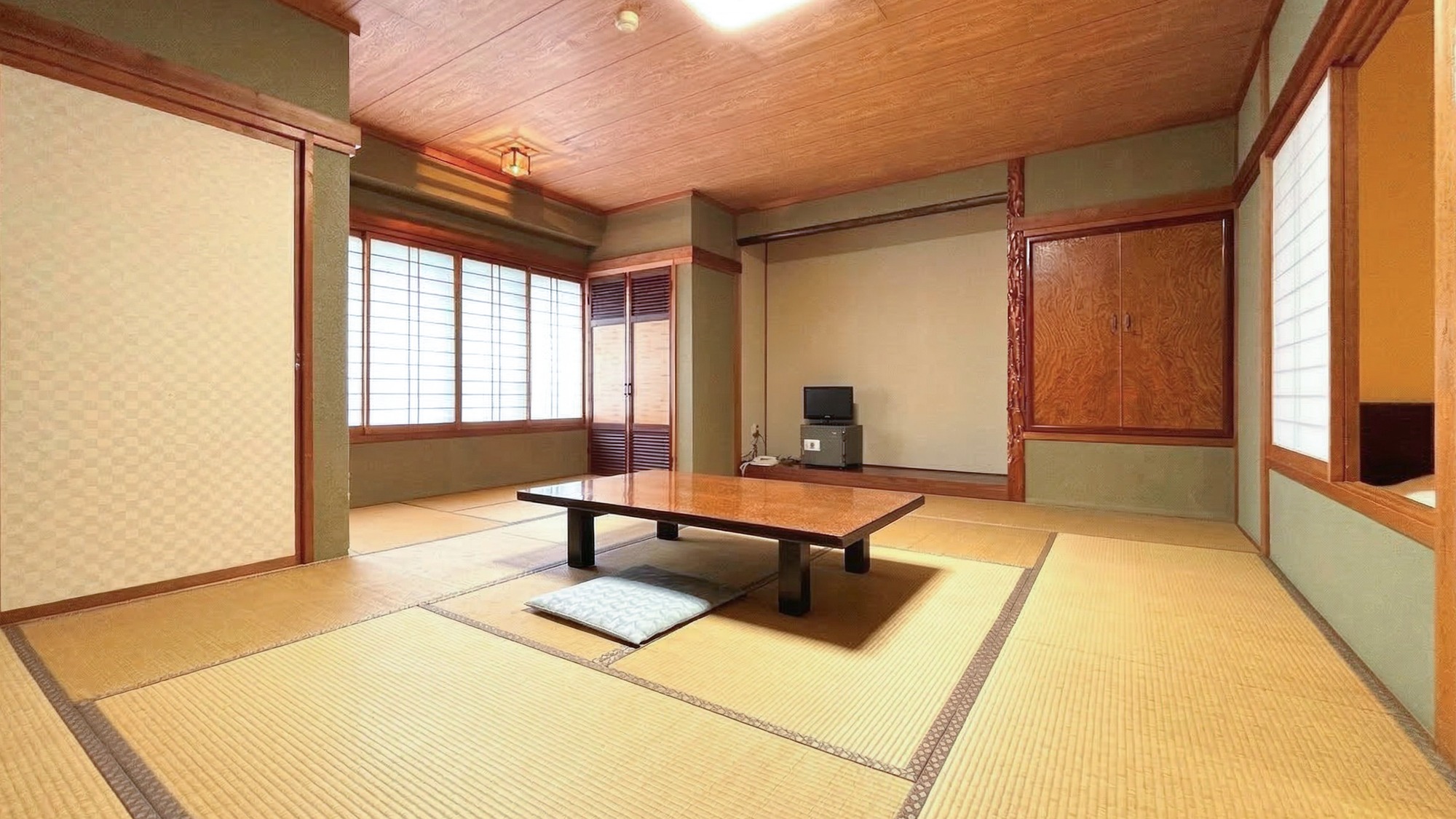 ・【本館：2F・M】和室14帖+リビングスペース（喫煙）