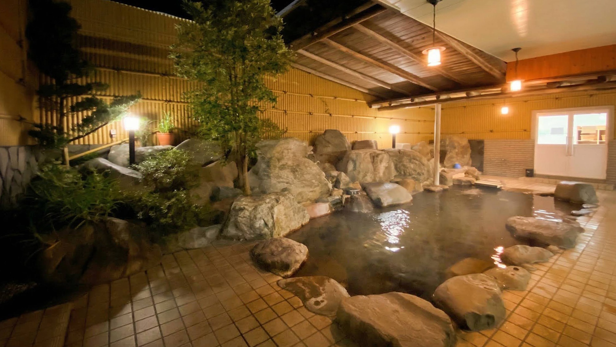 ・【岩風呂】ミネラル豊富な湧水を沸かしたお湯を使用（男湯）