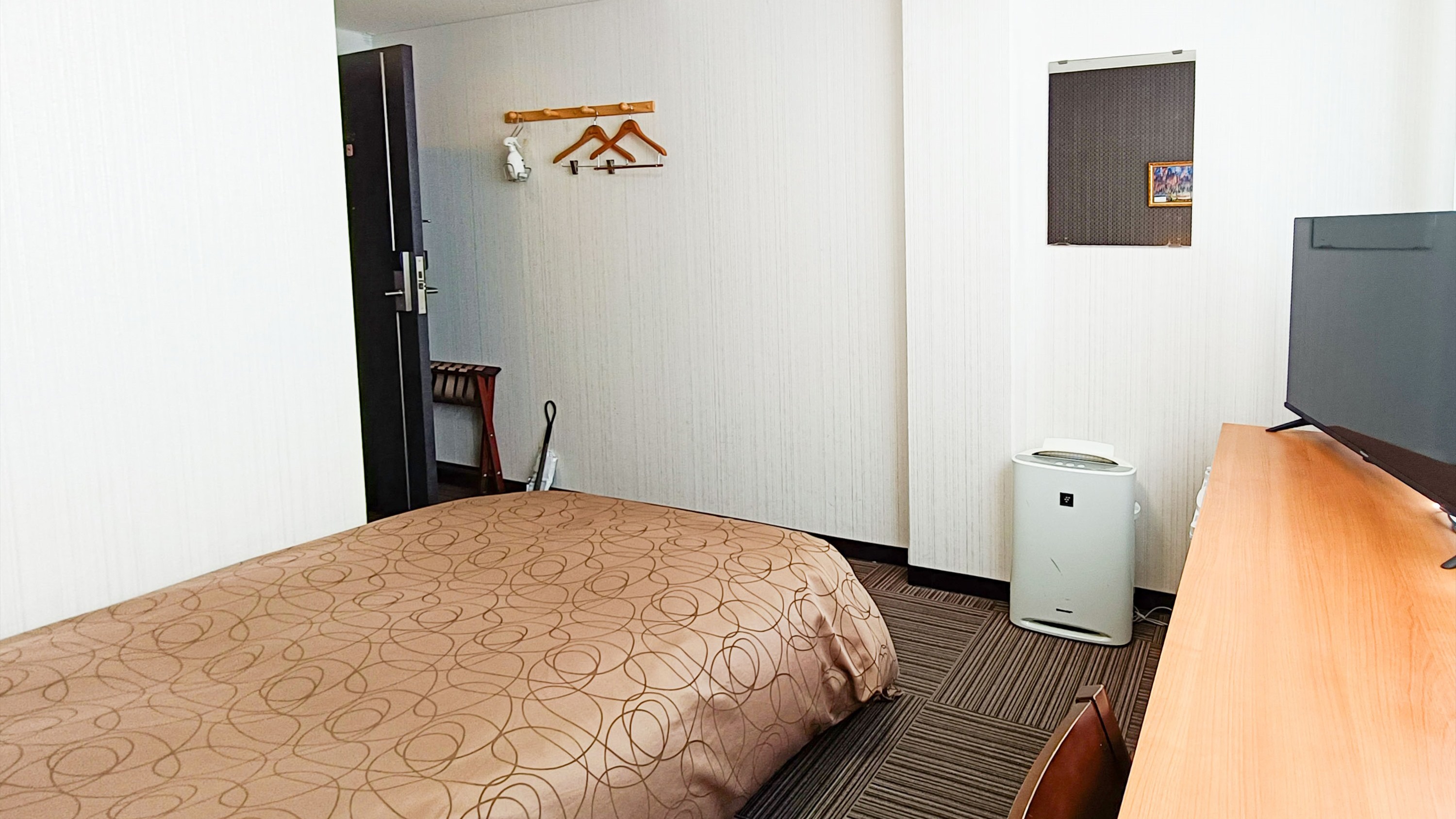 【シングルルーム】13平米のお部屋に122センチ幅のベッド1台を設置しております。